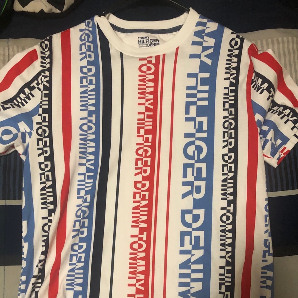 XS SHIRT ITS SMALL BUT FITS BIG TOMMY HILIFIGER
